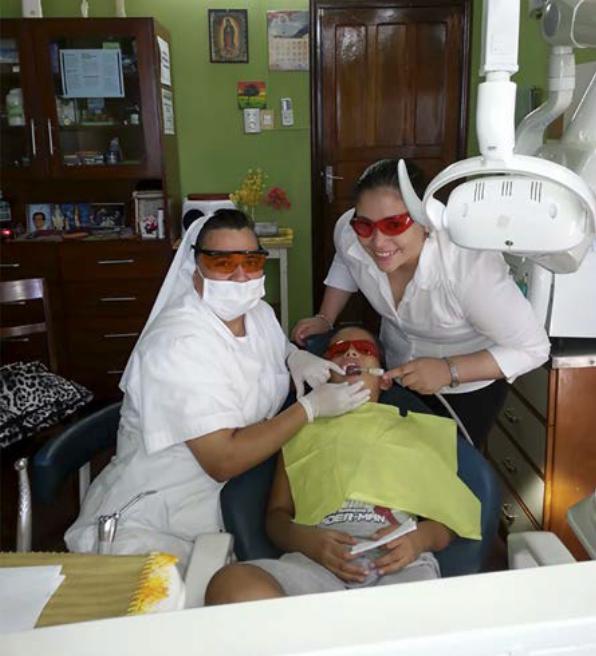 Sr Nilsa Cantero dans son cabinet de dentiste à gauche et une postulante qui l’aide à Coronel Oviedo.